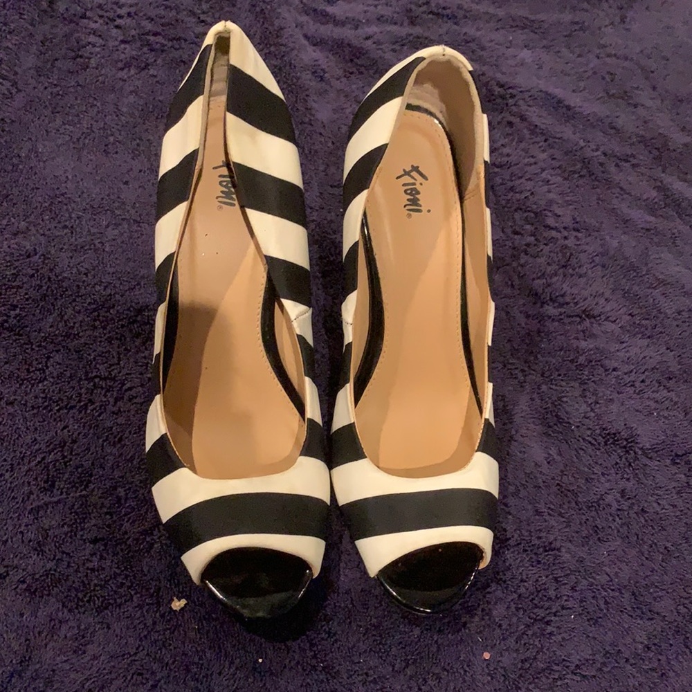 Fioni white and black stripe heels